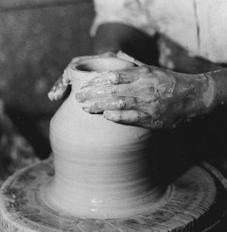 toepfernde Haende Portugal ceramics Schwarzweiss Fotografie